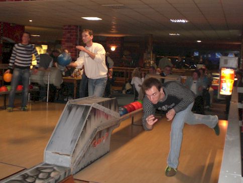 Kameraden auf der Bowlingbahn